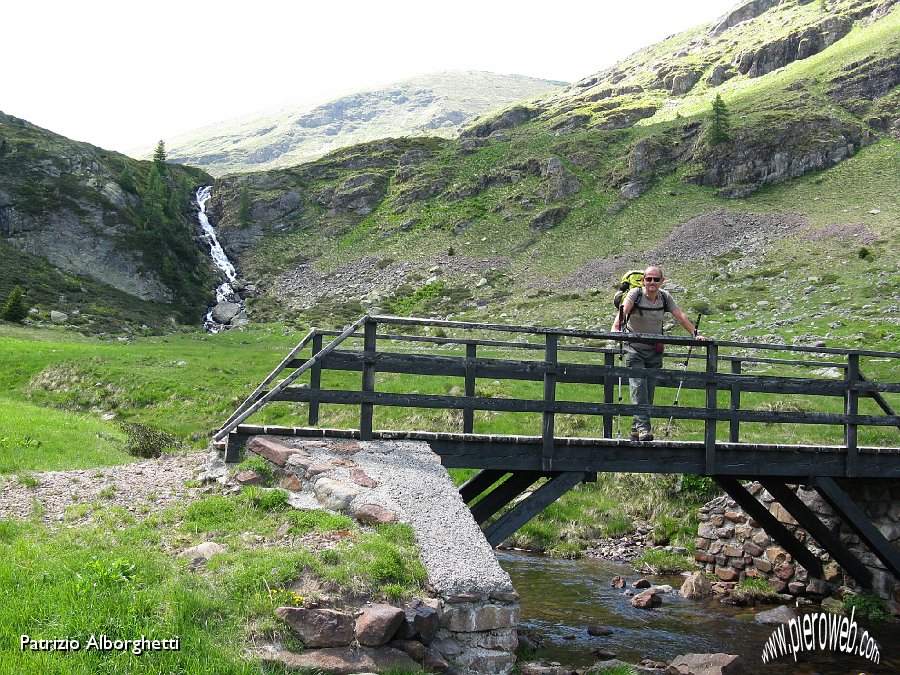 21-Torrente che defluisce dai laghi.JPG